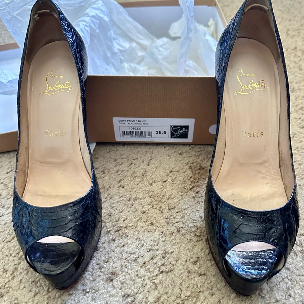 Christian Louboutin

New Very Privé 120MM Patent Leather Pumps